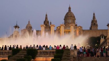 Barcelona Magic fountains cazibe, bir sürü turist geç akşam itibariyle farklı su şekillerle renkli gece Show'da arıyorum. Montjuic fontaine, Font magica de Montjuc.