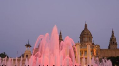 Barcelona Magic fountains cazibe, bir sürü turist geç akşam itibariyle farklı su şekillerle renkli gece Show'da arıyorum. Montjuic fontaine, Font magica de Montjuc.