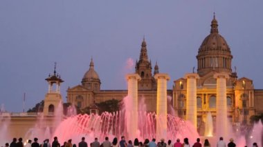 Barcelona Magic fountains cazibe, bir sürü turist geç akşam itibariyle farklı su şekillerle renkli gece Show'da arıyorum. Montjuic fontaine, Font magica de Montjuc.