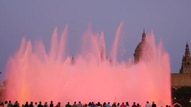 Barcelona Magic fountains cazibe, bir sürü turist geç akşam itibariyle farklı su şekillerle renkli gece Show'da arıyorum. Montjuic fontaine, Font magica de Montjuc.
