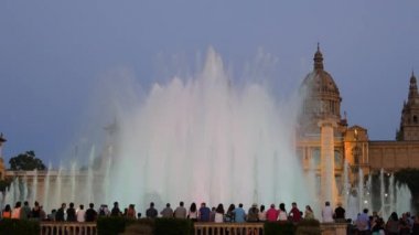 Barcelona Magic fountains cazibe, bir sürü turist geç akşam itibariyle farklı su şekillerle renkli gece Show'da arıyorum. Montjuic fontaine, Font magica de Montjuc.