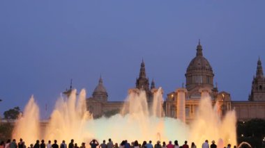 Barcelona Magic fountains cazibe, bir sürü turist geç akşam itibariyle farklı su şekillerle renkli gece Show'da arıyorum. Montjuic fontaine, Font magica de Montjuc.