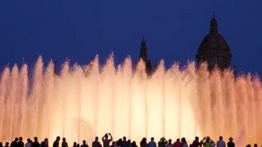Barcelona Magic fountains cazibe, bir sürü turist geç akşam itibariyle farklı su şekillerle renkli gece Show'da arıyorum. Montjuic fontaine, Font magica de Montjuc.