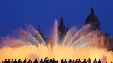 Barcelona Magic fountains cazibe, bir sürü turist geç akşam itibariyle farklı su şekillerle renkli gece Show'da arıyorum. Montjuic fontaine, Font magica de Montjuc.