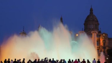 Barcelona Magic fountains cazibe, bir sürü turist geç akşam itibariyle farklı su şekillerle renkli gece Show'da arıyorum. Montjuic fontaine, Font magica de Montjuc.