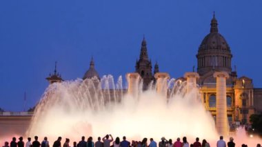 Barcelona Magic fountains cazibe, bir sürü turist geç akşam itibariyle farklı su şekillerle renkli gece Show'da arıyorum. Montjuic fontaine, Font magica de Montjuc.