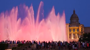 Barcelona Magic fountains cazibe, bir sürü turist geç akşam itibariyle farklı su şekillerle renkli gece Show'da arıyorum. Montjuic fontaine, Font magica de Montjuc.