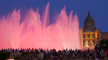 Barcelona Magic fountains cazibe, bir sürü turist geç akşam itibariyle farklı su şekillerle renkli gece Show'da arıyorum. Montjuic fontaine, Font magica de Montjuc.