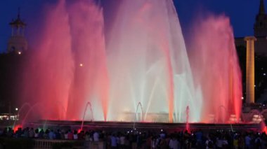 Barcelona Magic fountains cazibe, bir sürü turist geç akşam itibariyle farklı su şekillerle renkli gece Show'da arıyorum. Montjuic fontaine, Font magica de Montjuc.
