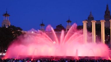 Barcelona Magic fountains cazibe, bir sürü turist geç akşam itibariyle farklı su şekillerle renkli gece Show'da arıyorum. Montjuic fontaine, Font magica de Montjuc.