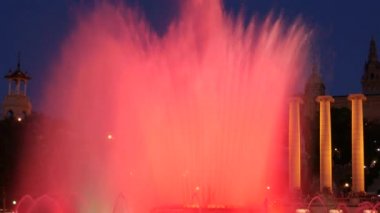 Barcelona Magic fountains cazibe, bir sürü turist geç akşam itibariyle farklı su şekillerle renkli gece Show'da arıyorum. Montjuic fontaine, Font magica de Montjuc.