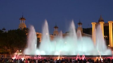 Barcelona Magic fountains cazibe, bir sürü turist geç akşam itibariyle farklı su şekillerle renkli gece Show'da arıyorum. Montjuic fontaine, Font magica de Montjuc.