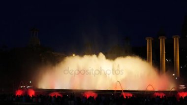 Barcelona Magic fountains cazibe, bir sürü turist geç akşam itibariyle farklı su şekillerle renkli gece Show'da arıyorum. Montjuic fontaine, Font magica de Montjuc.
