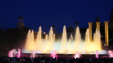 Barcelona Magic fountains cazibe, bir sürü turist geç akşam itibariyle farklı su şekillerle renkli gece Show'da arıyorum. Montjuic fontaine, Font magica de Montjuc.