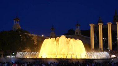 Barcelona Magic fountains cazibe, bir sürü turist geç akşam itibariyle farklı su şekillerle renkli gece Show'da arıyorum. Montjuic fontaine, Font magica de Montjuc.