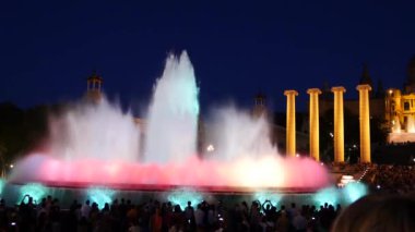 Barcelona Magic fountains cazibe, bir sürü turist geç akşam itibariyle farklı su şekillerle renkli gece Show'da arıyorum. Montjuic fontaine, Font magica de Montjuc.