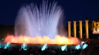 Barcelona Magic fountains cazibe, bir sürü turist geç akşam itibariyle farklı su şekillerle renkli gece Show'da arıyorum. Montjuic fontaine, Font magica de Montjuc.