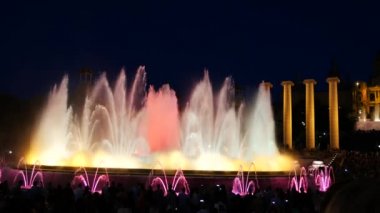 Barcelona Magic fountains cazibe, bir sürü turist geç akşam itibariyle farklı su şekillerle renkli gece Show'da arıyorum. Montjuic fontaine, Font magica de Montjuc.