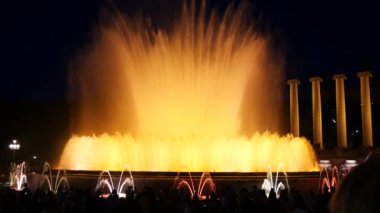 Barcelona Magic fountains cazibe, bir sürü turist geç akşam itibariyle farklı su şekillerle renkli gece Show'da arıyorum. Montjuic fontaine, Font magica de Montjuc.