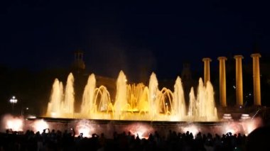 Barcelona Magic fountains cazibe, bir sürü turist geç akşam itibariyle farklı su şekillerle renkli gece Show'da arıyorum. Montjuic fontaine, Font magica de Montjuc.