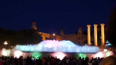 Barcelona Magic fountains cazibe, bir sürü turist geç akşam itibariyle farklı su şekillerle renkli gece Show'da arıyorum. Montjuic fontaine, Font magica de Montjuc.