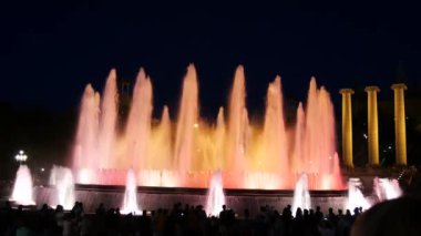 Barcelona Magic fountains cazibe, bir sürü turist geç akşam itibariyle farklı su şekillerle renkli gece Show'da arıyorum. Montjuic fontaine, Font magica de Montjuc.