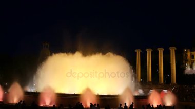 Barcelona Magic fountains cazibe, bir sürü turist geç akşam itibariyle farklı su şekillerle renkli gece Show'da arıyorum. Montjuic fontaine, Font magica de Montjuc.