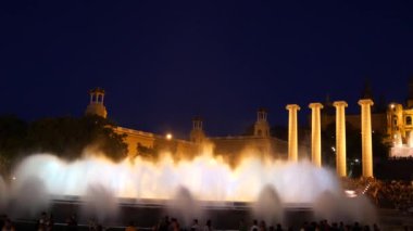 Barcelona Magic fountains cazibe, bir sürü turist geç akşam itibariyle farklı su şekillerle renkli gece Show'da arıyorum. Montjuic fontaine, Font magica de Montjuc.