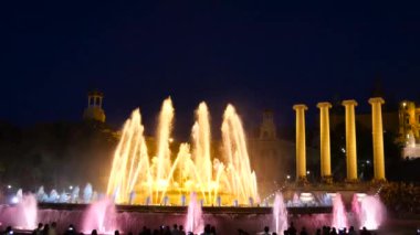 Barcelona Magic fountains cazibe, bir sürü turist geç akşam itibariyle farklı su şekillerle renkli gece Show'da arıyorum. Montjuic fontaine, Font magica de Montjuc.