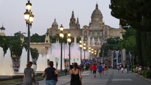 Fontaines Magiques Barcelone Attraction Beaucoup Touristes Regardant Spectacle Nocturne Coloré — Video