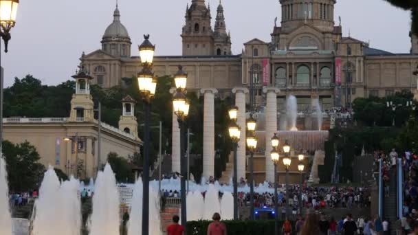 Barcelona Magische Fontänen Attraktion Viele Touristen Schauen Sich Bunte Nacht — Stockvideo