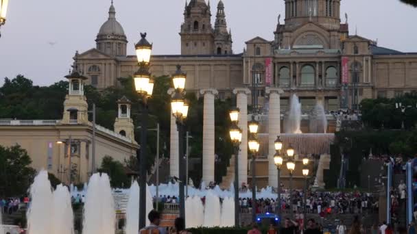 Barcelona Magické Fontány Přitažlivosti Mnoho Turistů Při Pohledu Barevné Noční — Stock video