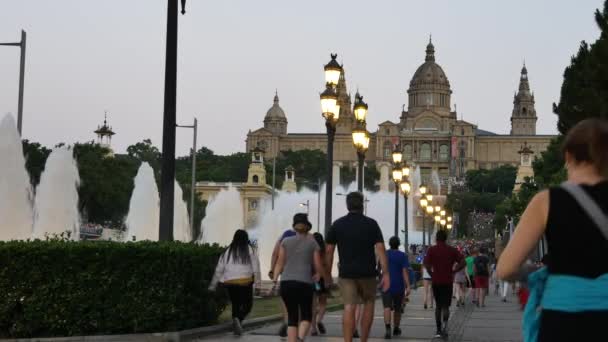 Barcelona Magische Fontänen Attraktion Viele Touristen Schauen Sich Bunte Nacht — Stockvideo