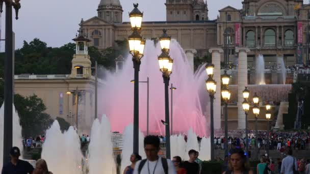 Barcelona Magische Fontänen Attraktion Viele Touristen Schauen Sich Bunte Nacht — Stockvideo