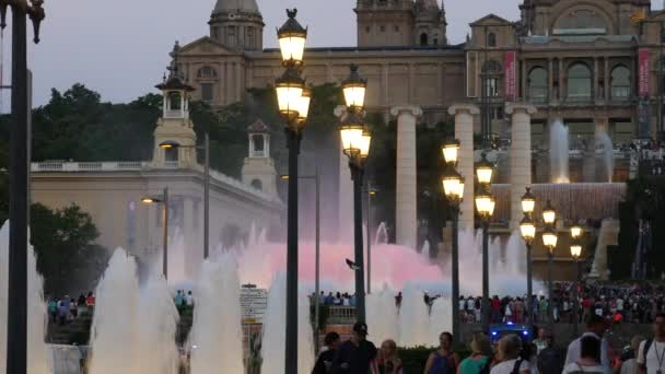 バルセロナの魔法の噴水アトラクション 多くの観光客が夜遅くに別の水形でカラフルな夜のショーを見てします モンジュイック フォンテーヌ フォント マギカ Montjuc — ストック動画
