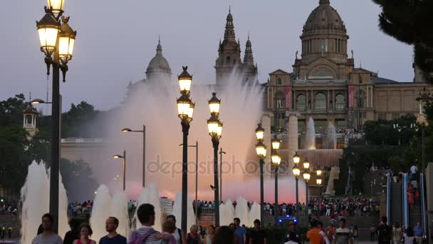 Barcelona Magische Fontänen Attraktion Viele Touristen Schauen Sich Bunte Nacht — Stockvideo