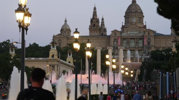 Barcelona Magische Fontänen Attraktion Viele Touristen Schauen Sich Bunte Nacht — Stockvideo
