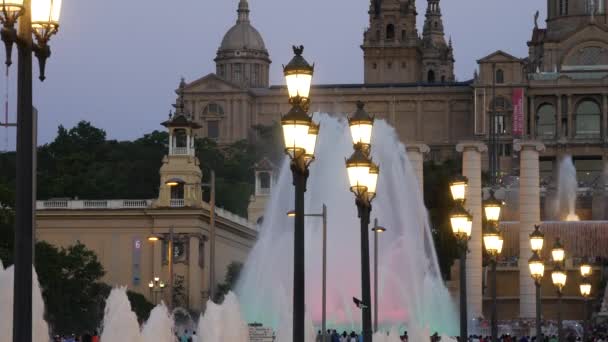 Barcelona Magische Fontänen Attraktion Viele Touristen Schauen Sich Bunte Nacht — Stockvideo