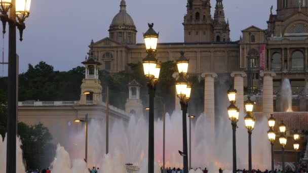 Magia Barcelona Fontanny Atrakcja Dużo Turystów Ogląda Kolorowe Noc Pokaż — Wideo stockowe