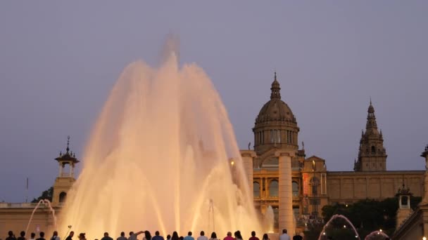 Barcelona Magische Fontänen Attraktion Viele Touristen Schauen Sich Bunte Nacht — Stockvideo