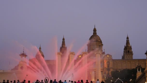 Barcelona Magic Fontes Atração Monte Turistas Olhando Para Show Noite — Vídeo de Stock