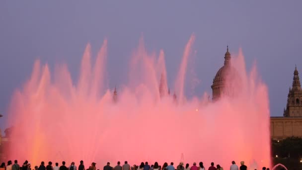 Atracción Las Fuentes Mágicas Barcelona Una Gran Cantidad Turistas Mirando — Vídeos de Stock