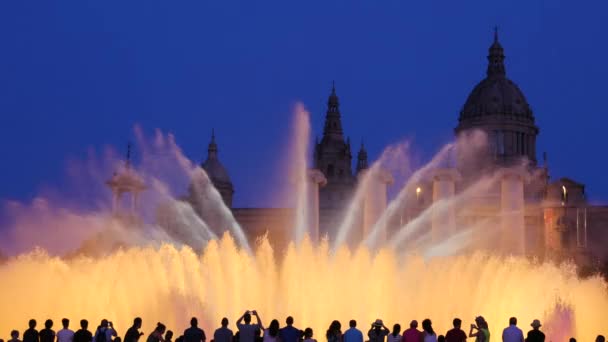 Barcelona Magic Fountains Attraction Lot Tourists Looking Colorful Night Show — Stock Video