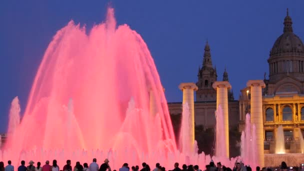 Barcelona Magische Fontänen Attraktion Viele Touristen Schauen Sich Bunte Nacht — Stockvideo