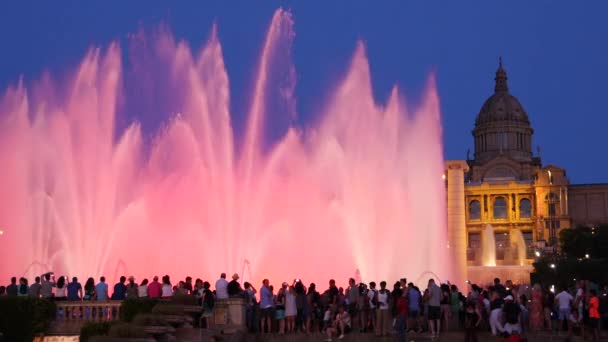 Barcelona Mágikus Szökőkutak Vonzás Sok Turista Nézett Színes Éjszakai Show — Stock videók