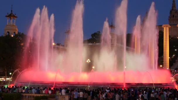 バルセロナの魔法の噴水アトラクション 多くの観光客が夜遅くに別の水形でカラフルな夜のショーを見てします モンジュイック フォンテーヌ フォント マギカ Montjuc — ストック動画