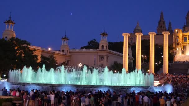 바르셀로나 마법의 화려한 모양으로 저녁에 관광객의 Montjuic Magica Montjuc — 비디오