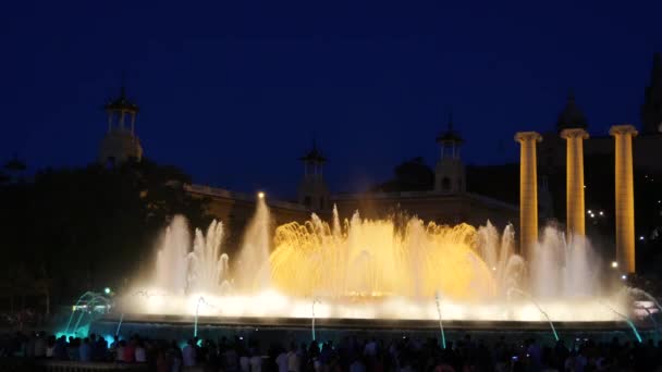 バルセロナの魔法の噴水アトラクション 多くの観光客が夜遅くに別の水形でカラフルな夜のショーを見てします モンジュイック フォンテーヌ フォント マギカ Montjuc — ストック動画