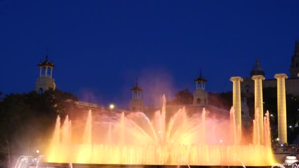 Atracción Las Fuentes Mágicas Barcelona Una Gran Cantidad Turistas Mirando — Vídeo de stock