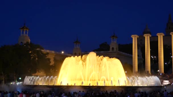 バルセロナの魔法の噴水アトラクション 多くの観光客が夜遅くに別の水形でカラフルな夜のショーを見てします モンジュイック フォンテーヌ フォント マギカ Montjuc — ストック動画